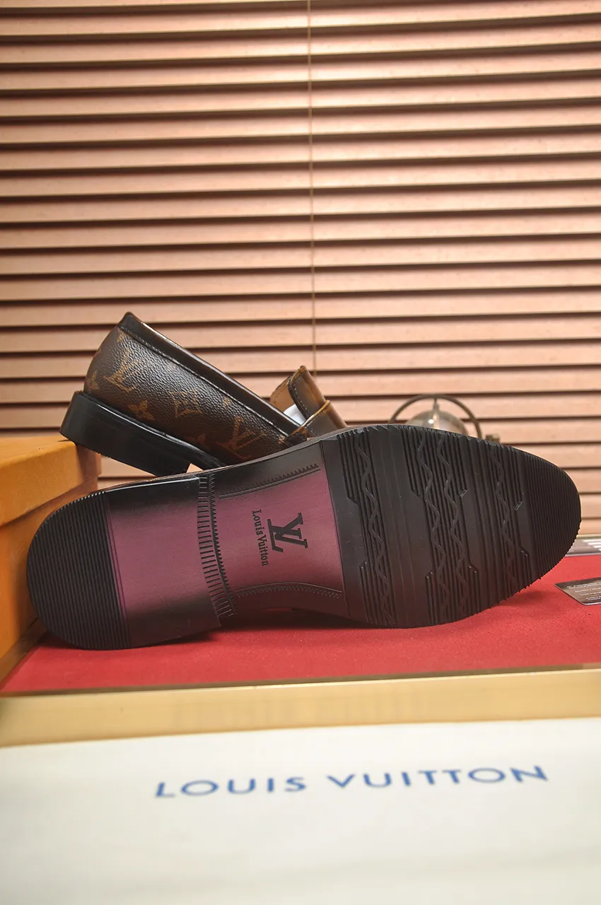 Men's men's shoes 💰460💶 [LV] (original single cowhide lining) 🍀LV's latest genuine leather business suit shoes are launched simultaneously on the official website. The first-layer cowhide imported from Italy is made of heavy gold, 💥1:1 rubber outsole from the official website. Versatile to wear, high-end without losing class, and the color combination is extraordinary. This four-season style is alluring when worn on your feet, showing off your big-name flair. Standard code 38-45 (45 customized)